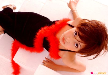 Asiatisk skønhed Mayumi Ono fremhæver sine små bryster og sin barberede fisse