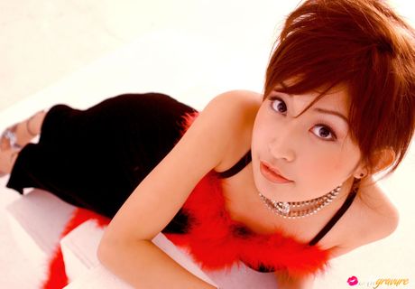 Asiatisk skønhed Mayumi Ono fremhæver sine små bryster og sin barberede fisse