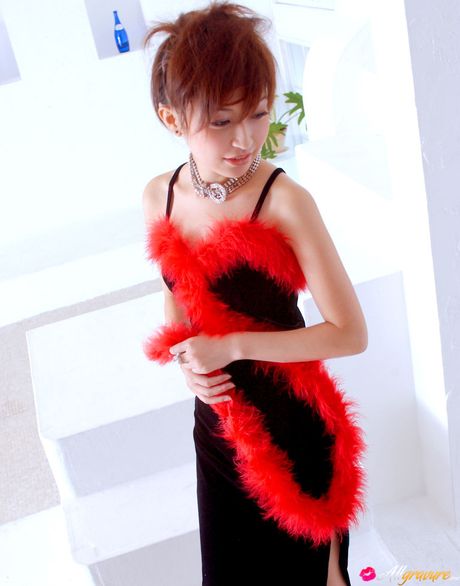 Asiatisk skønhed Mayumi Ono fremhæver sine små bryster og sin barberede fisse