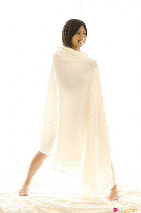 ビキニ姿のアジア美女、宮澤佐江がヌードでポーズをとる