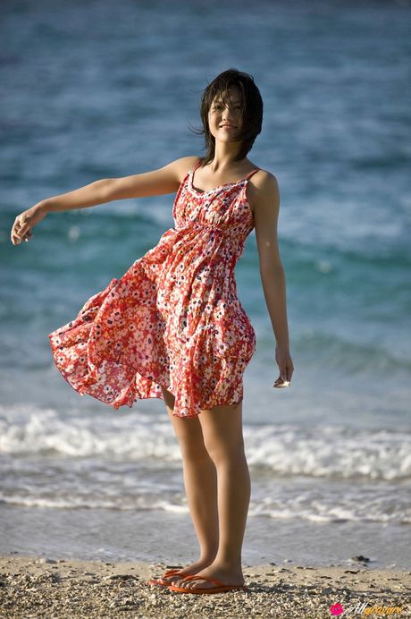 ビキニ姿のアジア美女、宮澤佐江がヌードでポーズをとる