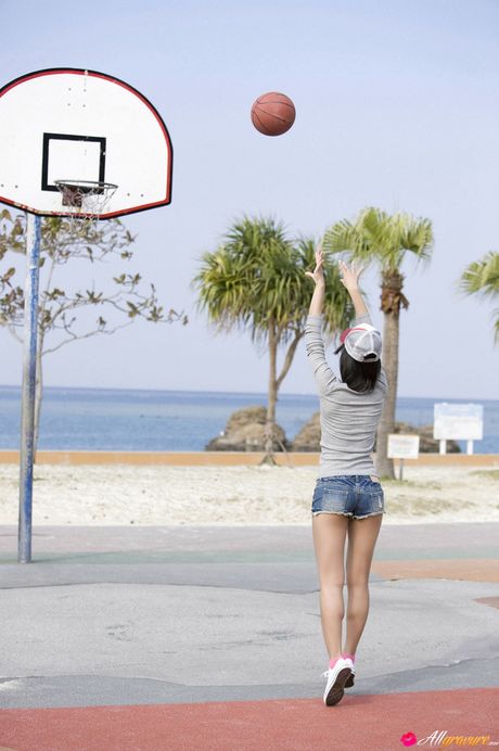 ビキニ姿のアジア美女、宮澤佐江がヌードでポーズをとる