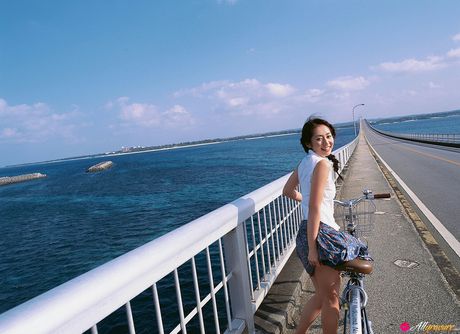 Den asiatiske coverpige Momoko Tani tager sin bikini af, mens hun er i et spabad