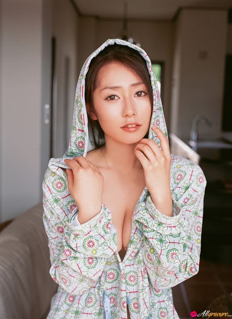 Den asiatiske coverpige Momoko Tani tager sin bikini af, mens hun er i et spabad