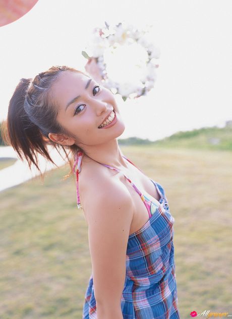 Den asiatiske coverpige Momoko Tani tager sin bikini af, mens hun er i et spabad