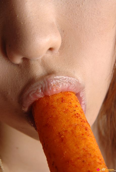 Asiatisk sygeplejerske Ai Sayama stripper til hvide strømper og spreder sine ben