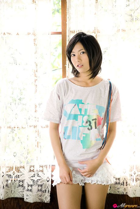 Asiatisk teenager Sae Miyazawa demonstrerer sine naturlige små bryster og poserer solo