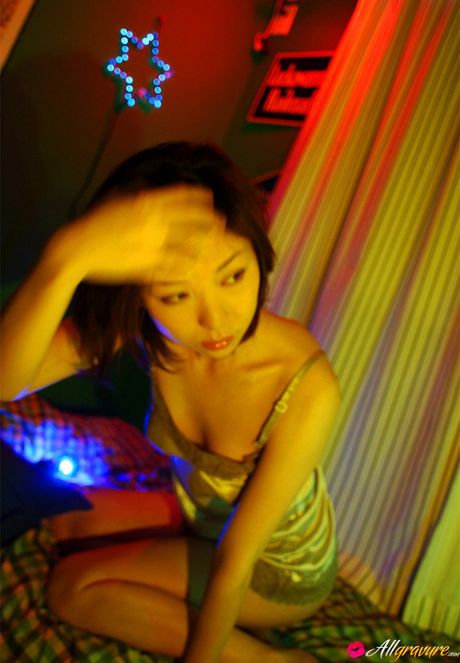 身穿比基尼的 Haruka Osawa 展示小乳房和剃光陰部