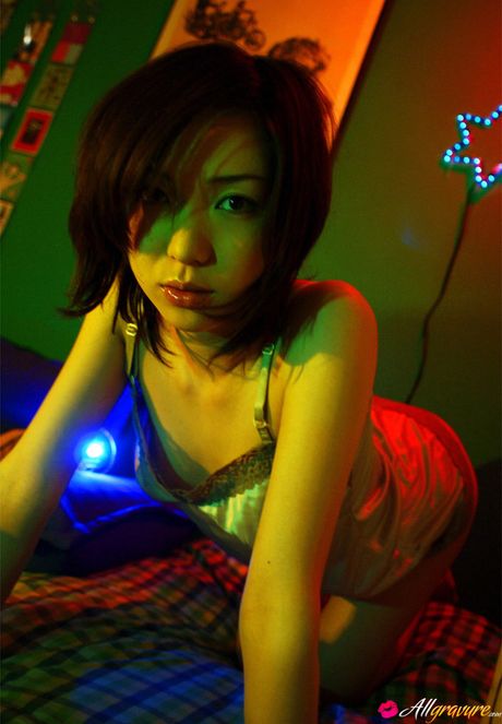 身穿比基尼的 Haruka Osawa 展示小乳房和剃光陰部