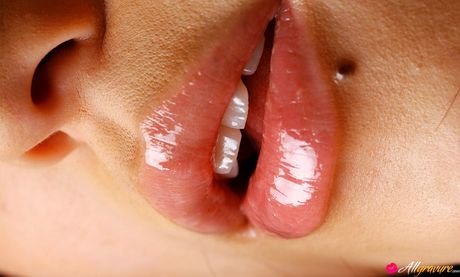 身穿比基尼的 Haruka Osawa 展示小乳房和剃光陰部