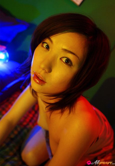 身穿比基尼的 Haruka Osawa 展示小乳房和剃光陰部