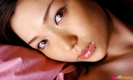 身穿比基尼的 Haruka Osawa 展示小乳房和剃光陰部