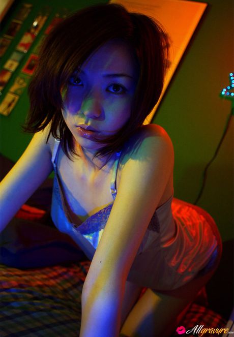 身穿比基尼的 Haruka Osawa 展示小乳房和剃光陰部