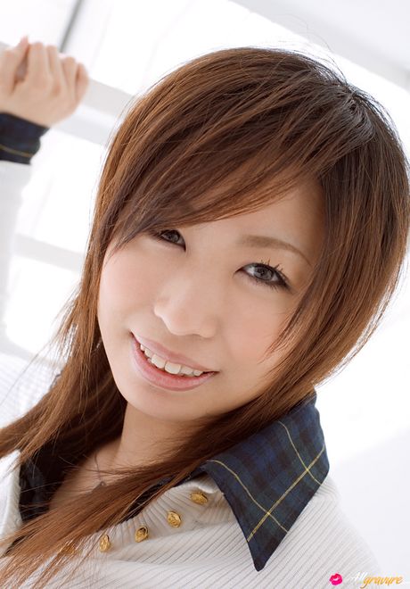 亞洲美女櫻井梨花 (Rika Sakurai) 露出她嬌小的乳房並獨自擺姿勢