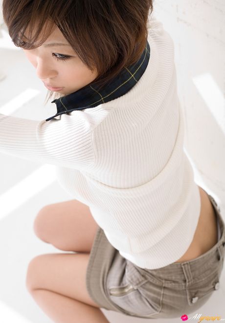 亞洲美女櫻井梨花 (Rika Sakurai) 露出她嬌小的乳房並獨自擺姿勢