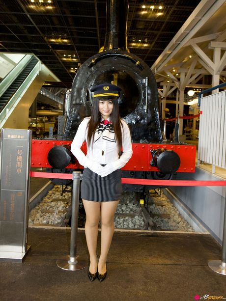 A: Babe Nonami Takizawa præsenterer sine massive bryster og poserer i en solo