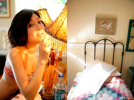 ビキニ姿のアジア人美女、小野真弓がベッドルームでストリップしてポーズをとる