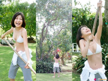 ビキニ姿のアジア人美女、小野真弓がベッドルームでストリップしてポーズをとる