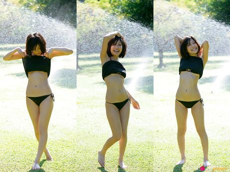 ビキニ姿のアジア人美女、小野真弓がベッドルームでストリップしてポーズをとる