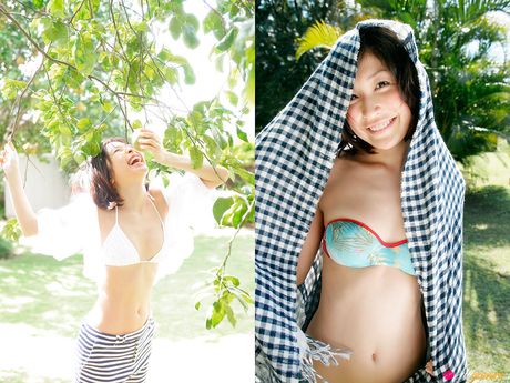 ビキニ姿のアジア人美女、小野真弓がベッドルームでストリップしてポーズをとる