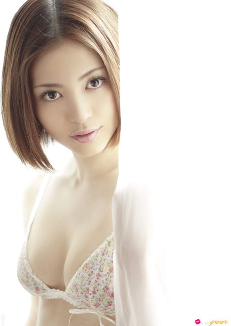 Asian covergirl Mayuko Iwasa displays her nice tits and poses in a solo