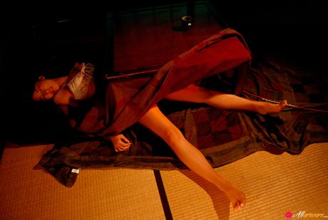 亞洲美女 Mariko Okubo 展示她令人驚嘆的乳房並獨自擺姿勢