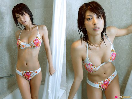 亞洲美女 Mariko Okubo 展示她令人驚嘆的乳房並獨自擺姿勢