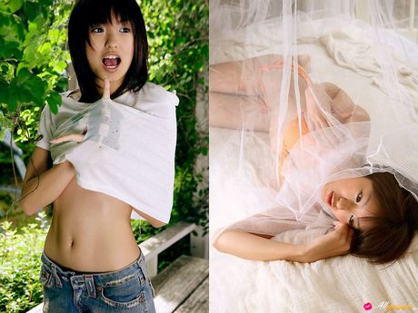 Slank asiatisk Akina Minami stripper sin bikini og viser sine små bryster udendørs