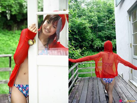 Slank asiatisk Akina Minami stripper sin bikini og viser sine små bryster udendørs