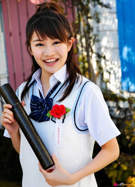 女學生 Ai Takabe 脫衣在戶外炫耀她迷人的胸部