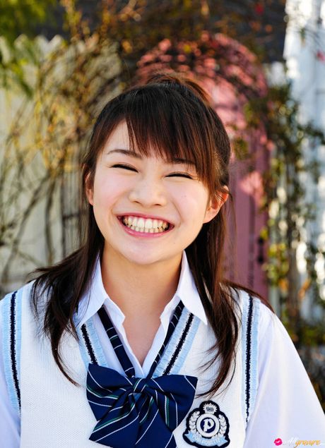 女學生 Ai Takabe 脫衣在戶外炫耀她迷人的胸部