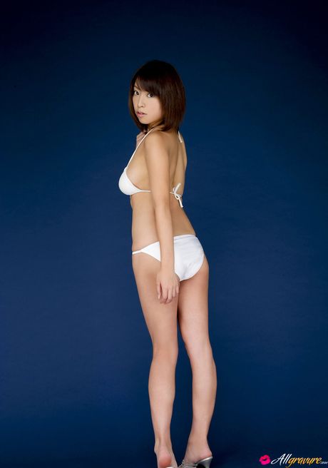 一流的日本女孩 Akari Arima 展示她巨大的乳房並穿著比基尼擺姿勢