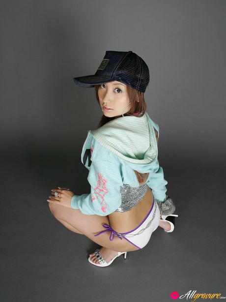 亞洲小妞 Aya Kiguchi 展示她的性感臀部並獨自擺姿勢