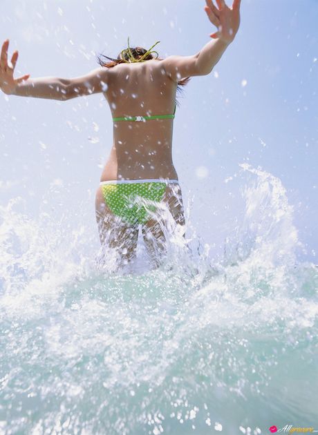 天使般的日本美女 Natsumi Kamata 以性感的方式在毯子上裸體