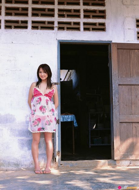 天使般的日本美女 Natsumi Kamata 以性感的方式在毯子上裸體