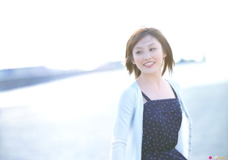 華麗的日本美女高橋愛脫掉衣服，在獨奏中展示她的裸露肌膚