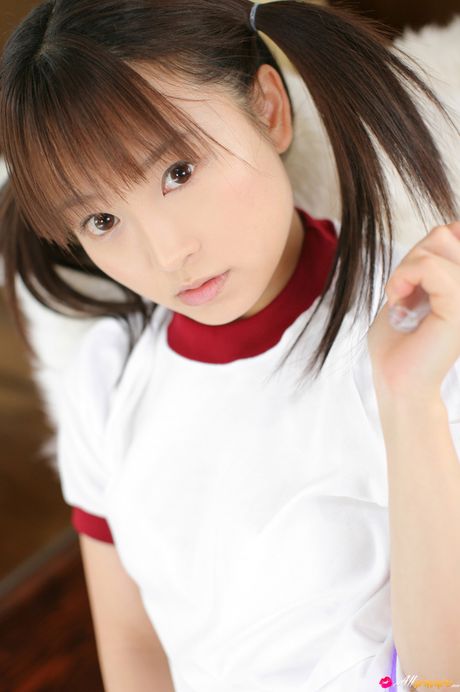 Lækker japansk teenager Kana Moriyama viser sin store røv og sin fisse frem