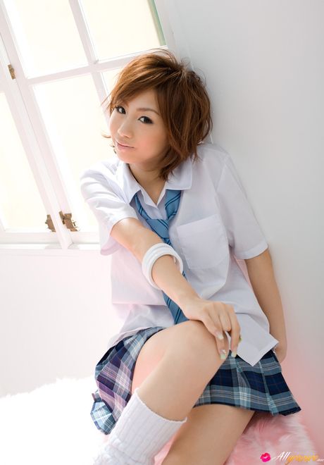 アジアンドールの南みずさがストッキングを脱いでソロでポーズをとる