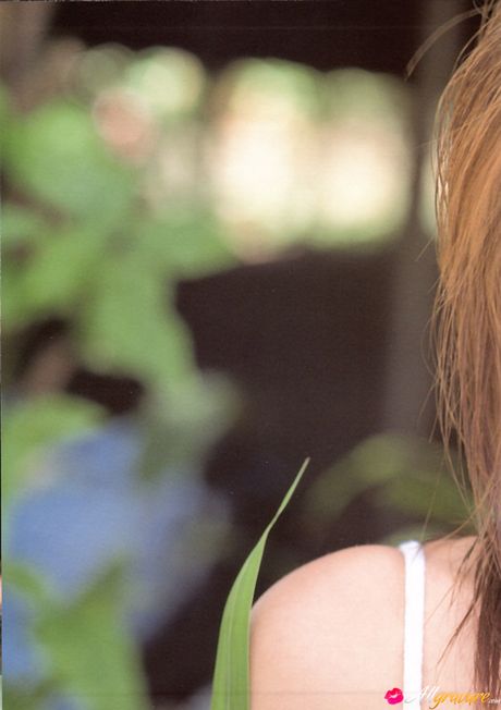 亞洲女孩 Chinatsu Wakatsuki 赤裸裸地躺在毯子上，誘惑十足