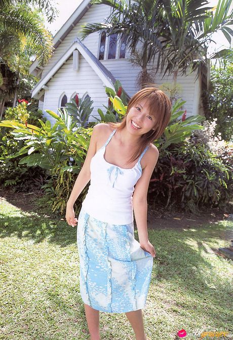 亞洲女孩 Chinatsu Wakatsuki 赤裸裸地躺在毯子上，誘惑十足