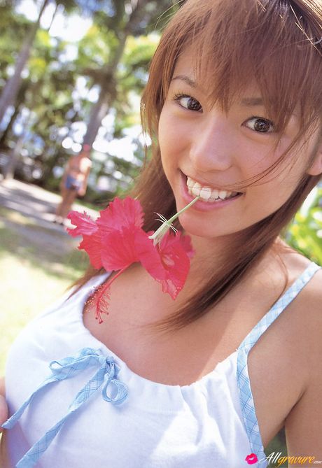 亞洲女孩 Chinatsu Wakatsuki 赤裸裸地躺在毯子上，誘惑十足