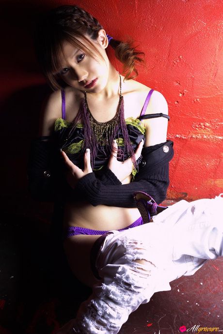 Forførende asiatisk babe Hime Kamiya fremhæver sine små bryster og poserer i strømpebukser