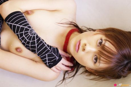 Forførende asiatisk babe Hime Kamiya fremhæver sine små bryster og poserer i strømpebukser