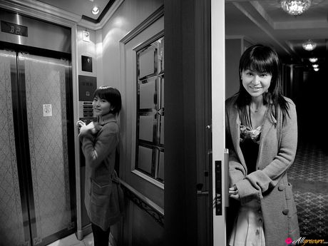 Asiatisk teenager Emi Igawa præsenterer sine små bryster og poserer i sit lingeri