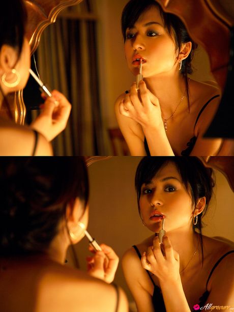 Asiatisk teenager Emi Igawa præsenterer sine små bryster og poserer i sit lingeri