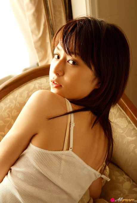 Asiatisk teenager Emi Igawa præsenterer sine små bryster og poserer i sit lingeri