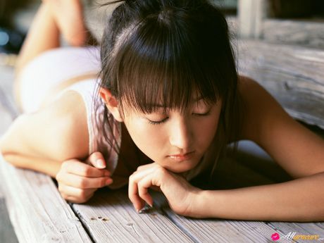 一流の日本の美女、小松彩夏がベッドの上で魅力的に裸になる