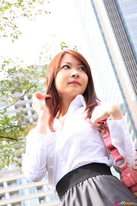 亞洲封面女郎 Mao Koda 露出她的小乳房並獨自擺姿勢