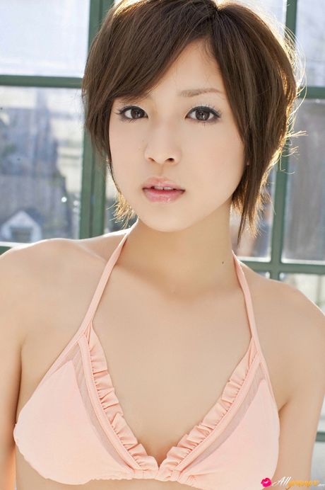 アジアの女の子、折山みゆがソロで彼女の素晴らしい胸とポーズを強調