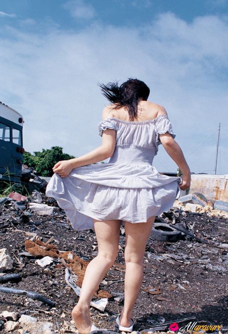 アジア人のママ相澤仁美が大きな胸を披露し、ソロでポーズをとる